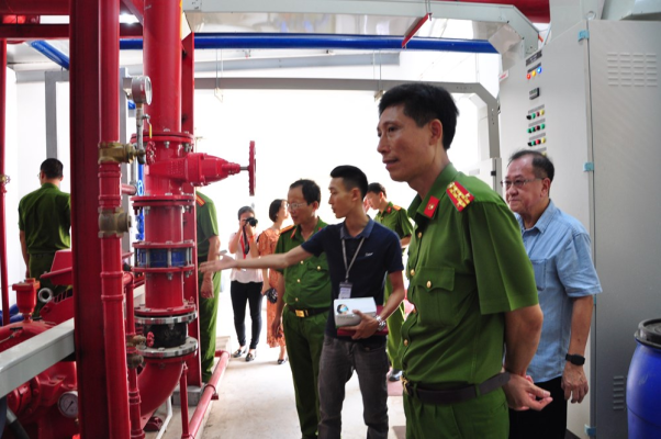 Lực lượng cảnh sát khảo sát kiểm tra hệ thống phòng cháy chữa cháy